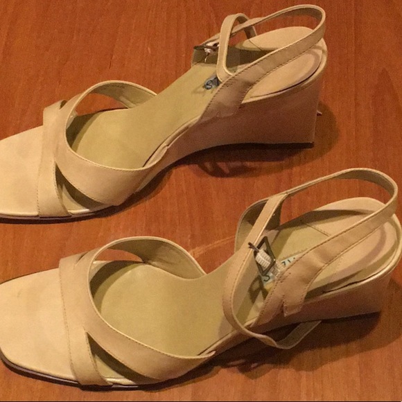 Nickels Tan Ankle Strap Wedge Sandals size 8 - Picture 3 of 4